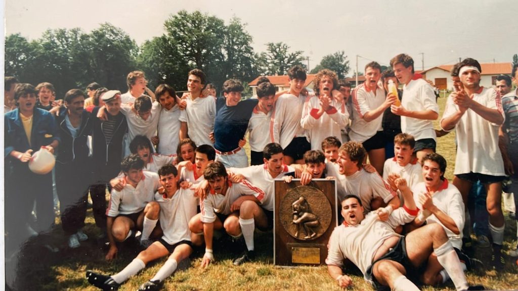 Les Juniors Danet de l'US Ramonville, Champions de France 1987, posant avec le bouclier