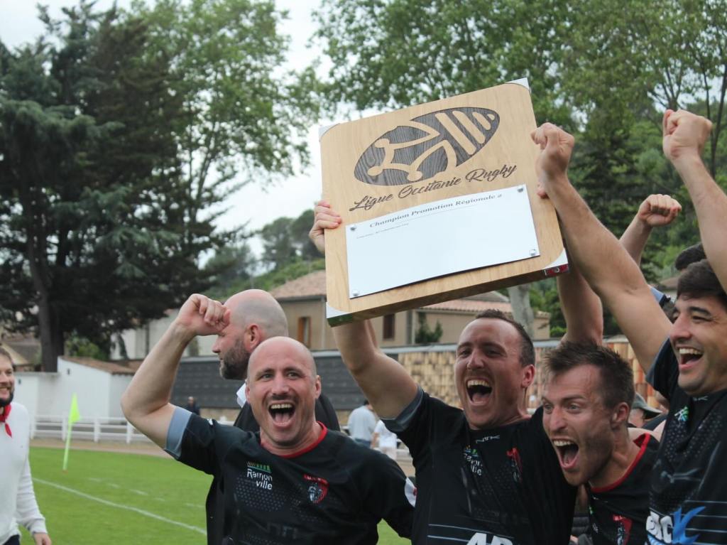 Les joueurs de l'US Ramonville célèbrent le titre de champion d'Occitanie de Promotion Régionale 2 à Limoux