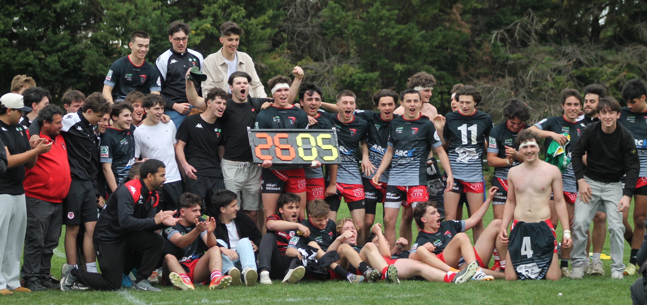 Les juniors M19 de l'entente Cœur Toulousain célèbrent leur victoire